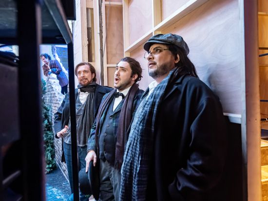 Blick hinter die Kulissen einer Vorstellung der Oper „La Bohème“ am Badischen Staatstheater Karlsruhe im Oktober 2023 mit Armin Kolarczyk, Oğulcan Yılmaz und Vazgen Gazaryan (von links) 