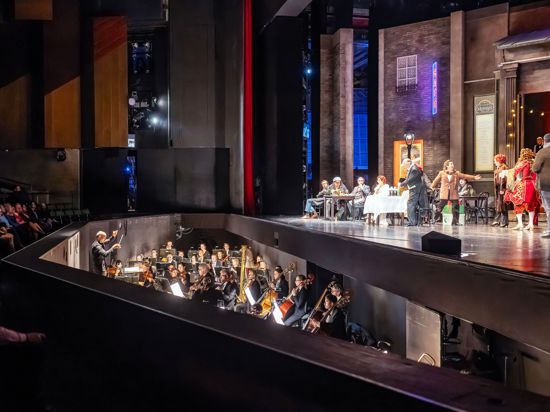 Blick seitlich auf den Orchestergraben und die Bühne im Großen Haus des Staatstheaters Karlsruhe während einer Vorstellung der Oper „La Bohème“ im Oktober 2023.