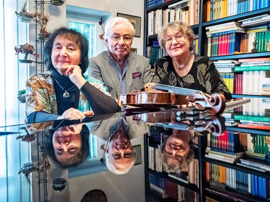 Die Musiker v.l Sontraud Speidel, Josef Rissin, Olga Rissin-Morenova, aufgenommen in ihrem Haus in Hohenwettersbach