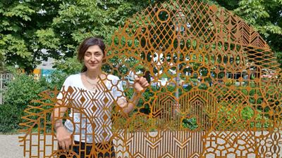 Die Biennale-Künstlerin Nevin Aladag aus Stuttgart zeigt anlässlich der Sommerevents „kunst findet stadt“ auch ihre Arbeit „Musterverwandtschaften“ im Baden-Badener Kurgarten.