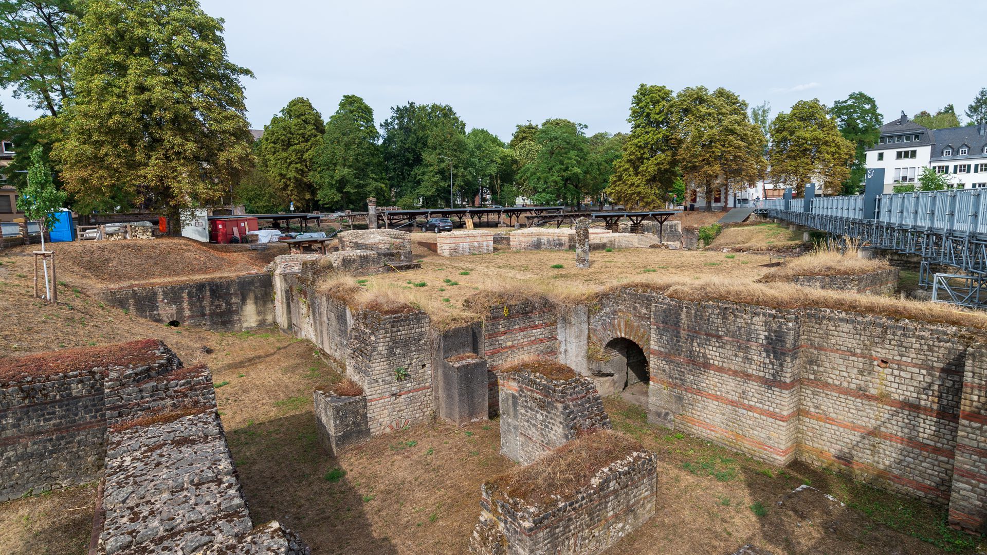 Die Barbarathermen sind das zweite große Bad der Stadt: Zur Zeit ihrer Eröffnung im zweiten Jahrhundert nach Christus waren sie nach den Thermen Kaiser Trajans in Rom die größte Badeanlage im römischen Reich. 