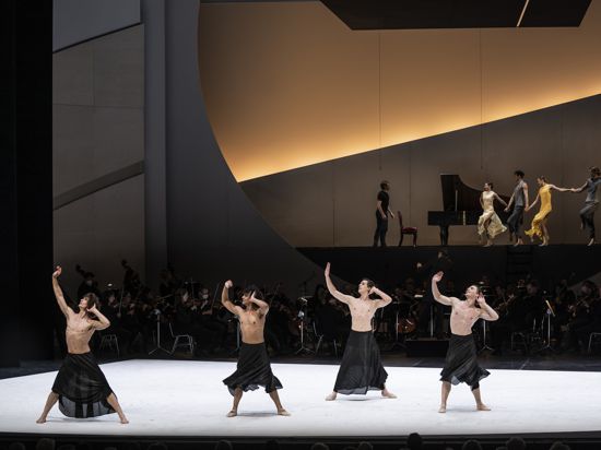 Das Beethoven-Tanztheater gleitet gefühlvoll mit Überschwang dahin: Das Hamburg Ballett feiert im Festspielhaus das Tänzerische im Werk des Komponisten.