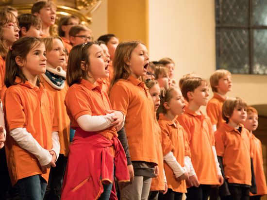 Früher normal, heute zu nah: So dicht beieinander wie diese Kinder im Chor der Durlacher Singschule beim Weihnachtssingen 2018 dürfen Sängerinnen und Sänger im Schulchor nach den Ferien nicht stehen.