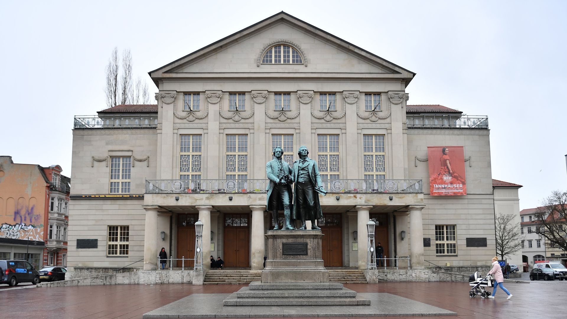 Das Deutsche Nationaltheater Weimar (DNT) mit dem Goethe-Schiller-Denkmal.