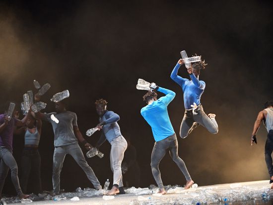 Szene aus der Produktion „Yé!“, die der Circus Baobab im Tollhaus als Deutschland-Premiere zeigte, 21.09.2022