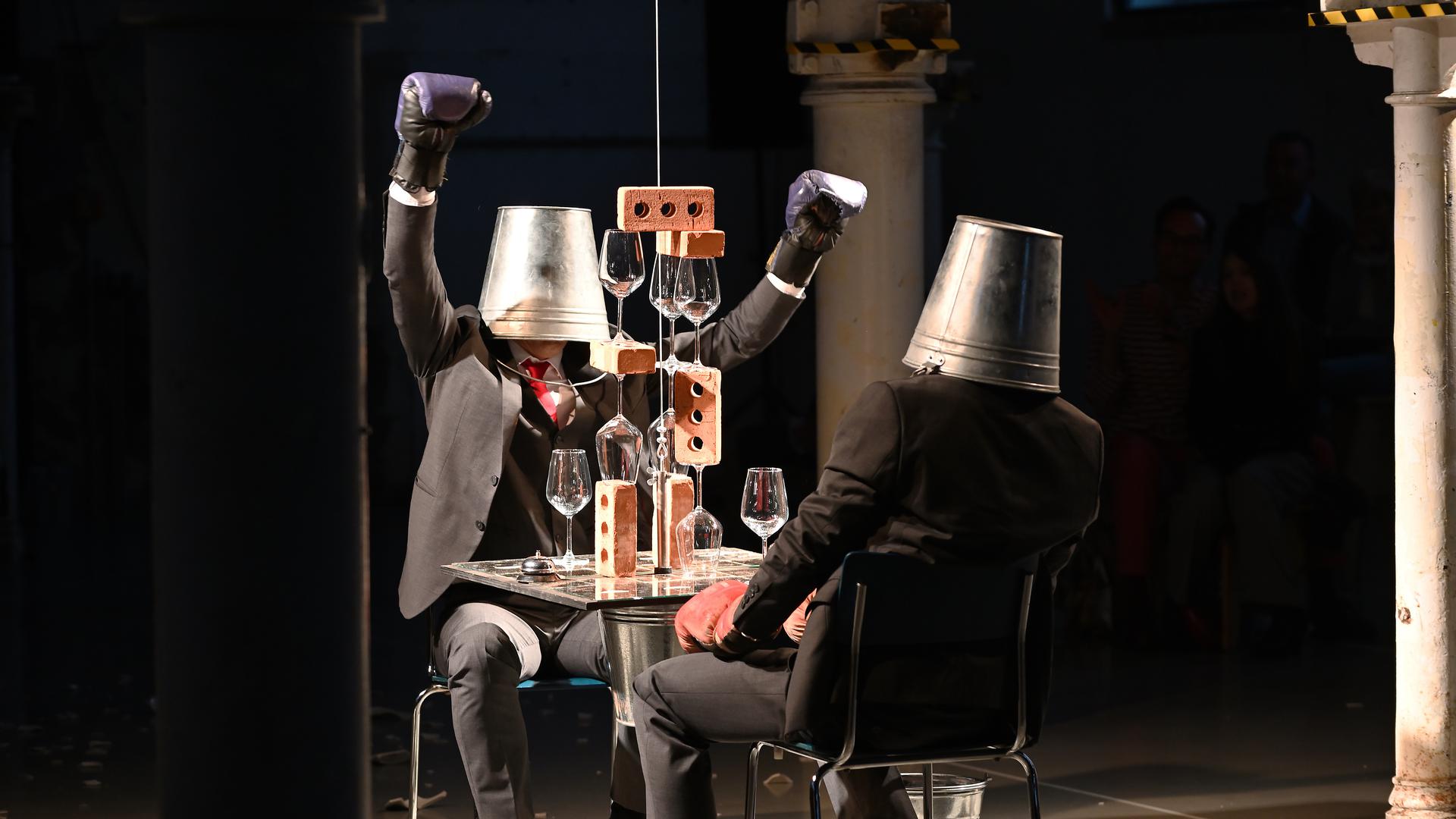 Szene aus der Performance „Der Lauf" von dem belgischen Ensemble „Le Cirque du Bout du Monde“ beim Atoll-Festival 2020.