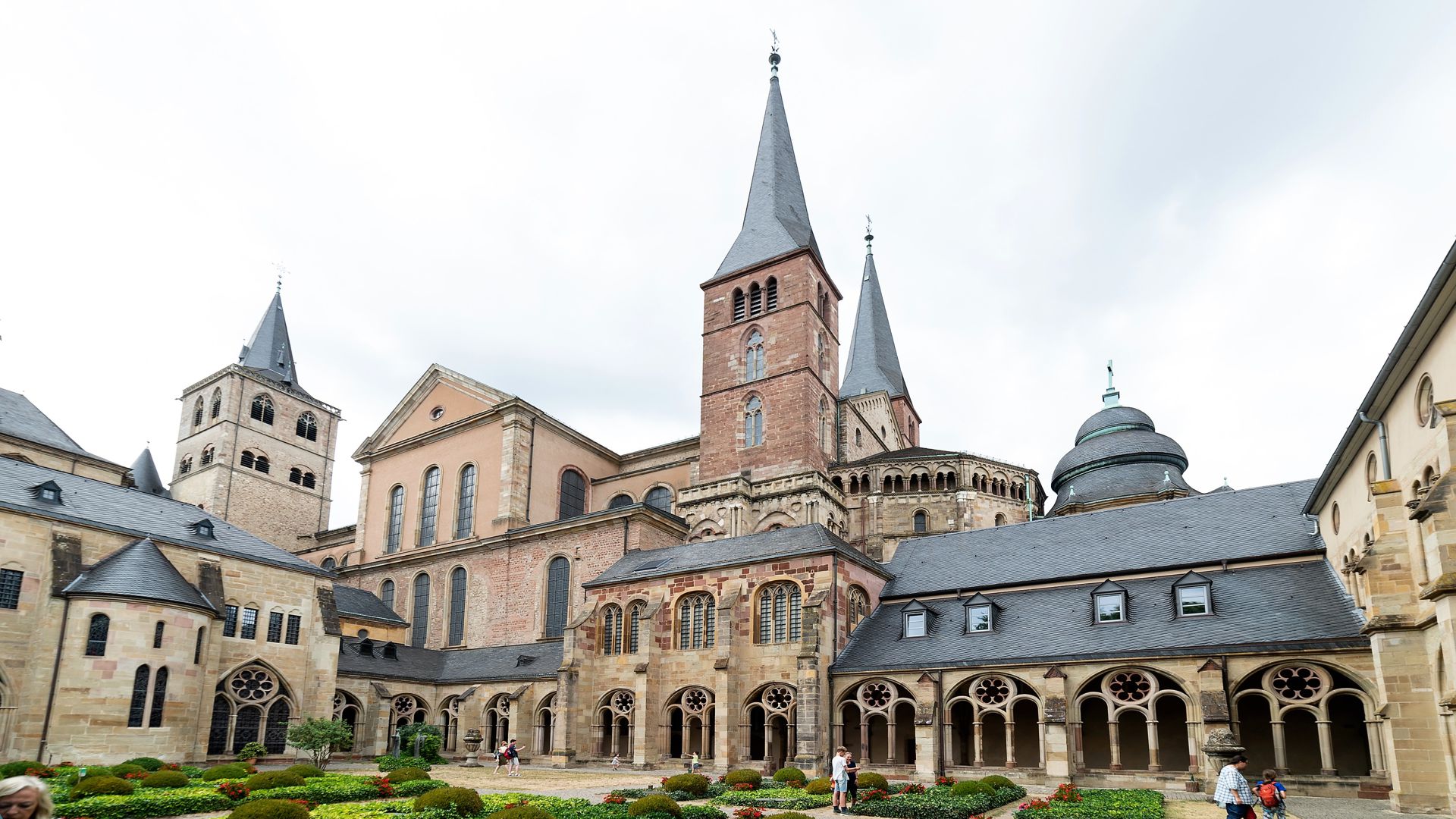 Gotischer Kreuzgang: Im Hintergrund erhebt sich der Trierer Dom. 