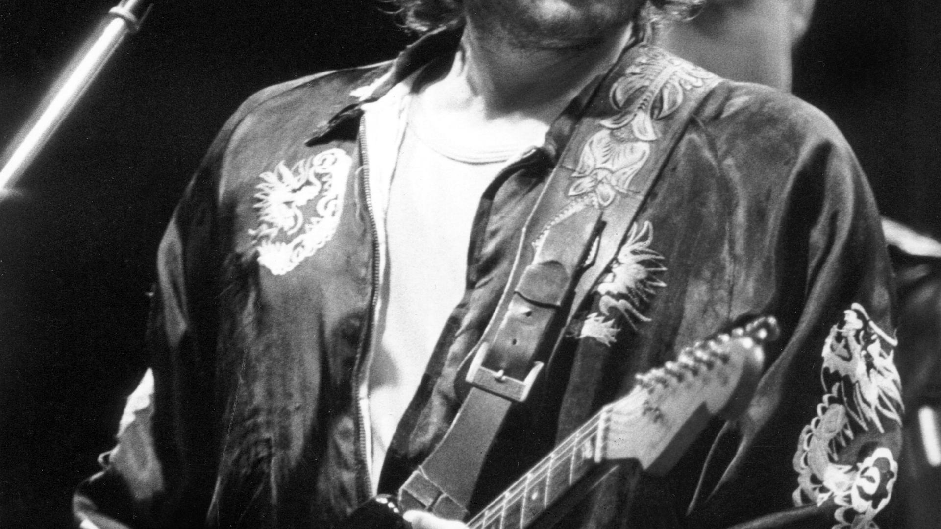 ARCHIV - Der amerikanische Folk- und Rockmusiker Bob Dylan tritt im Rahmen seiner Deutschland-Tournee am 29.07.1981 in München (Bayern) auf. Foto: Frank Leonhard/dpa (zu dpa "Literaturnobelpreis geht an Bob Dylan" vom 13.10.2016) +++ dpa-Bildfunk +++