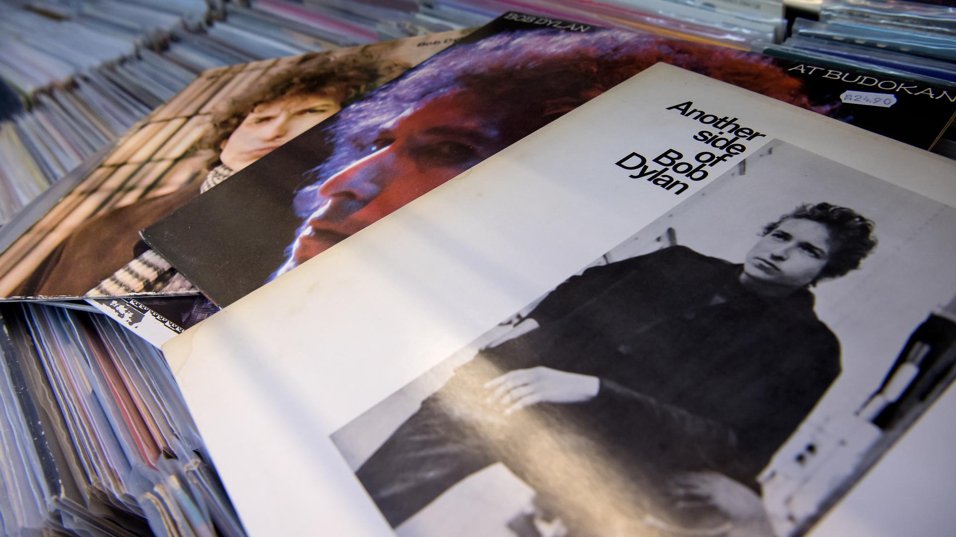 FILE - Die Schallplatten «Blonde on Blonde» (l-r), «At Budokan» und «Another side of Bob Dylan» von Bob Dylan liegen am 13.10.2016 in München (Bayern) in einem Schallplattenladen. (zu dpa "Wann kommst du, Bob Dylan? Stockholm wartet auf den Nobelpreisträger" vom 09.12.2016) +++ dpa-Bildfunk +++