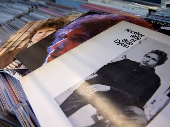 Meisterwerke: Bob Dylan verkaufte weit mehr als 100 Millionen Tonträger - darunter die Alben „Blonde On Blonde“, „At Budokan“ und „Another Side Of Bob Dylan“. 