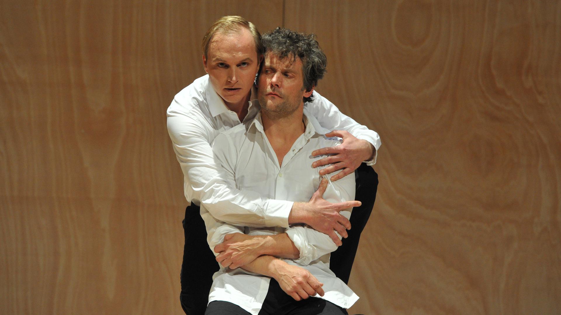 Mephisto (Mattes Herre) und Faust (Sebastian Mirow) in Harald Fuhrmanns Inszenierung von „Faust I“ am Theater Baden-Baden. Foto von der Premiere im September 2012.