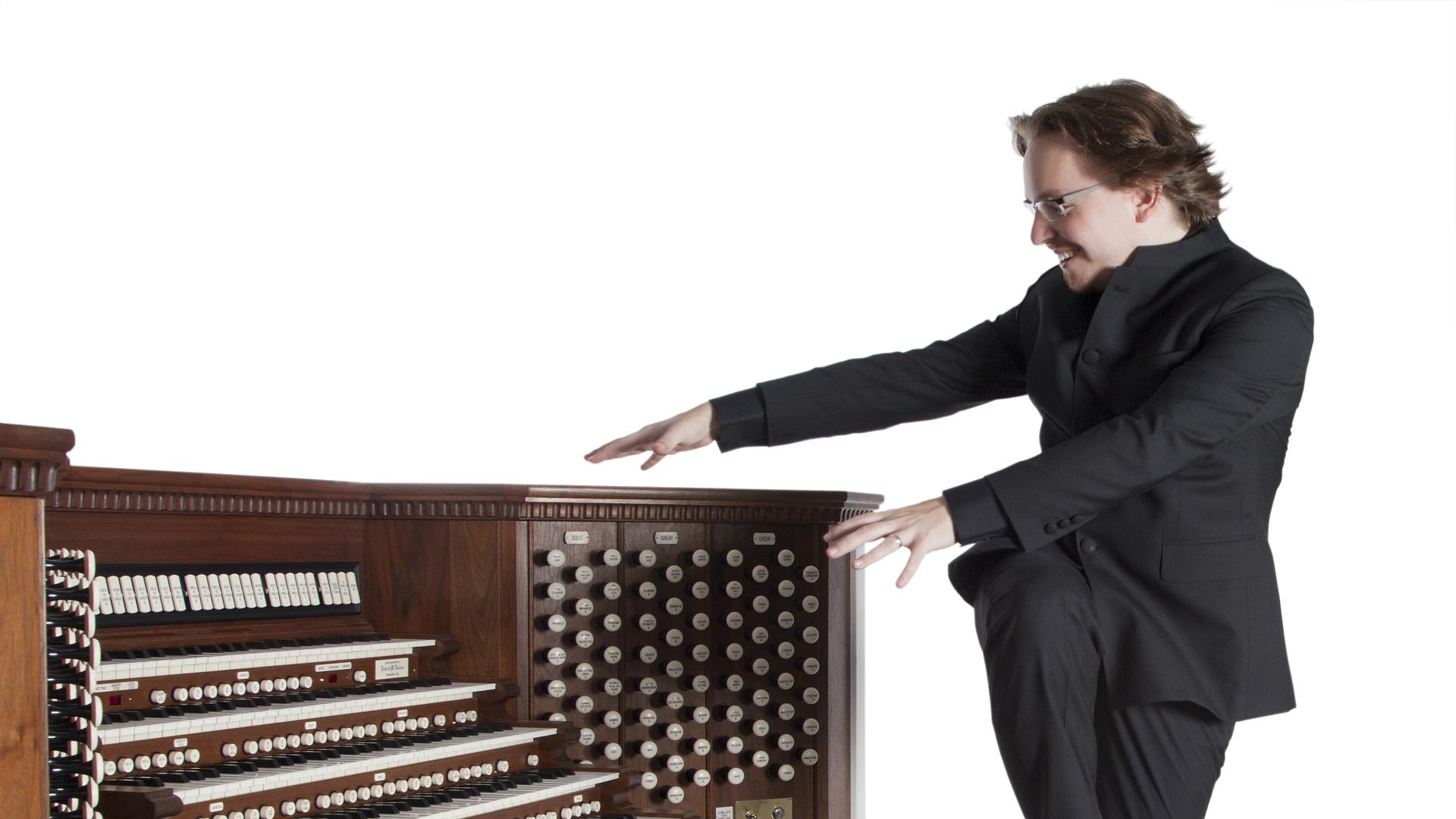 Organist vor einer Orgel
