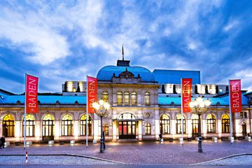 Festspielhaus Baden-Baden beleuchtet in der Abenddämmerung 