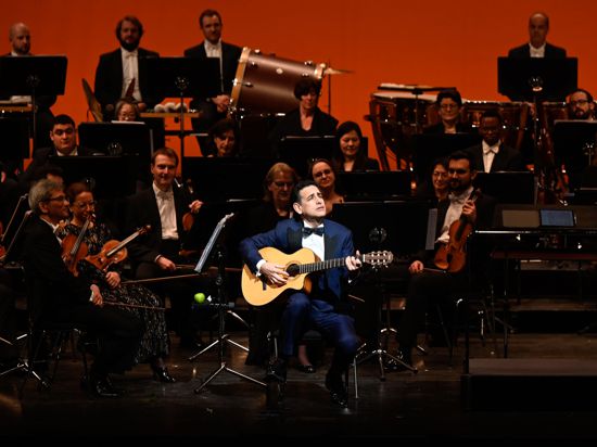 Der Tenor uan Diego Florez, die sopranistin Marian Monzo, und die Pholharmonei Baden-Baden (ML Guillermo Garcia Calvo) während eines Konzertes am 31.12.2023 im Festspielhau Baden-Baden