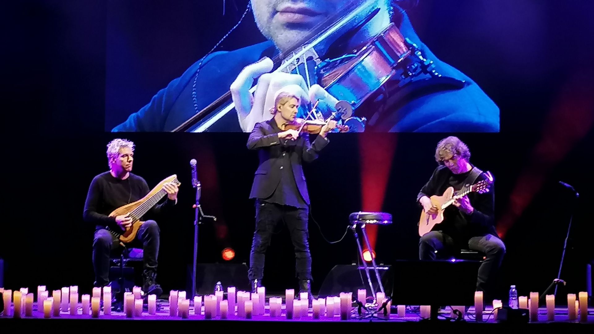 David Garrett (Mitte) beim Konzert mit Rogier van Wegberg (links und Franck van der Heijden auf der Freilichtbühne Ötigheim am 3. August 2023.