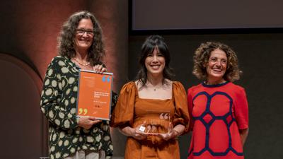 Felicitas Schöck (links) überreicht den Jacob-Grimm-Preis an Dr. Mai Thi Nguyen-Kim, die Laudatio hielt die Autorin, Schauspielerin und Regisseurin Adriana Altaras (rechts) im Weinbrennersaal des Kurhauses Baden-Baden.