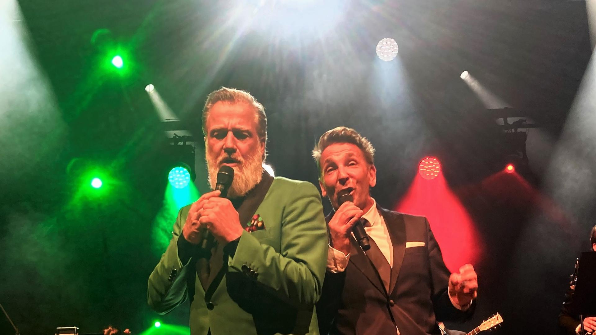 Sänger Marc Marshall (links) und der Schauspieler Mark Keller, bekannt als Dr. Alexander Kahnweiler aus der TV-Serie „Der Bergdoktor“, stehen in Baden-Baden gemeinsam auf der Bühne. 