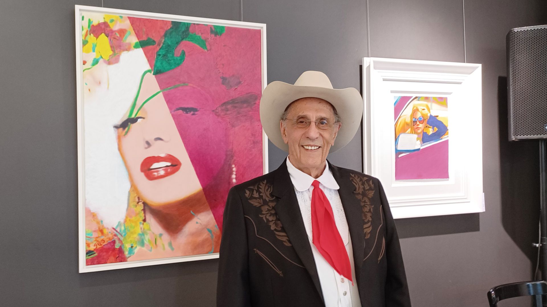 Der Pop-Art-Maler James Francis Gill aus Texas steht zwischen zwei Acrylporträts mit Filmikonen in der Karlsruher Galerie Elwert.  