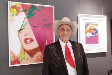 Der Pop-Art-Maler James Francis Gill aus Texas steht zwischen zwei Acrylporträts der Filmikone in der Karlsruher Galerie Elwert.  