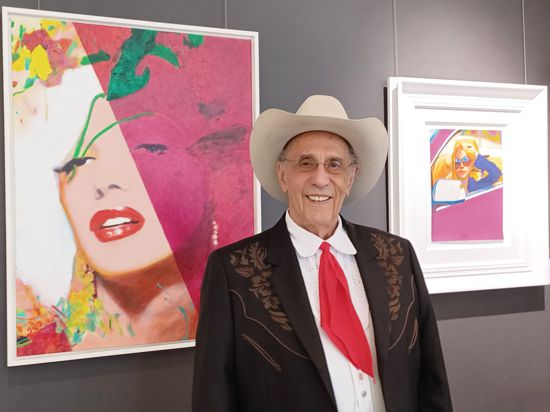 Der Pop-Art-Maler James Francis Gill aus Texas steht zwischen zwei Acrylporträts der Filmikone in der Karlsruher Galerie Elwert.  