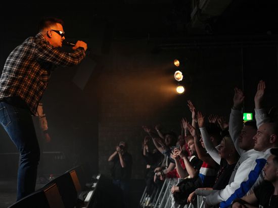 Der Rapper Haze vor Fans im ausverkauften Substage Karlsruhe am 9. März 2024