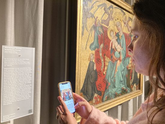 Frau mit Smartphone im Museum
