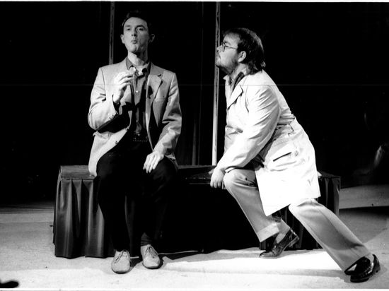Erik Rastetter (links) und Martin Wacker bei ihrem ersten gemeinsamen Auftritt in Franz Hohlers Komödie „Die Lasterhaften“ 1988 am Sandkorn-Theater Karlsruhe.