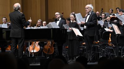 Zum Konzertauftakt singt das Sinfonieorchester zu Ehren des verstorbenen Wolfgang Schäuble „Liebe Schwalbe, kleine Schwalbe“ von Johannes Brahms. 