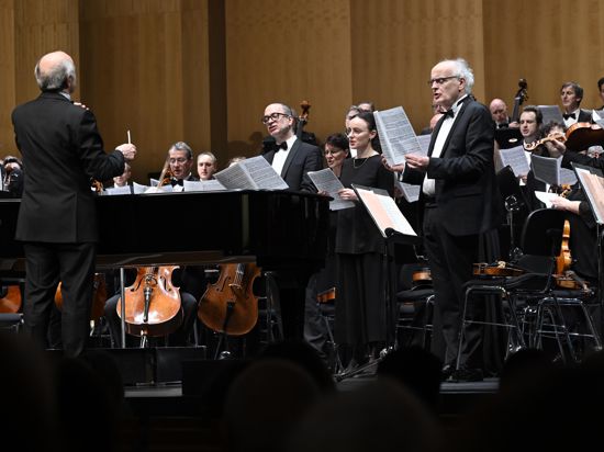 Zum Konzertauftakt singt das Sinfonieorchester zu Ehren des verstorbenen Wolfgang Schäuble „Liebe Schwalbe, kleine Schwalbe“ von Johannes Brahms. 