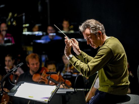 Justin Brown am Badischen Staatstheater während einer Probe zur Oper „Wozzeck“