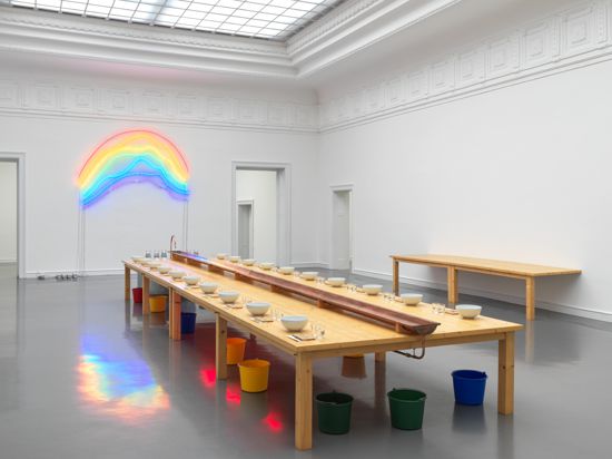 Das Wasseratelier von Sarkis auf dem Holztisch im Oberlichtsaal der Kunsthalle Baden-Baden stammt aus dem Jahr 2005 und aus einer elsässischen Sammlung.