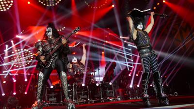 Die Kiss-Musiker Gene Simmons alias Demon und Paul Stanley alias Starchild in der SAP-Arena Mannheim am 1. Juli 2023.