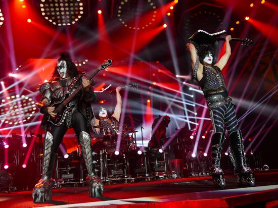 Die Kiss-Musiker Gene Simmons alias Demon und Paul Stanley alias Starchild in der SAP-Arena Mannheim am 1. Juli 2023.