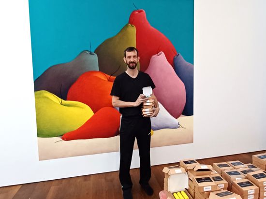 Der Schweizer Künstler Nicolas Party steht im Museum Frieder Burda in Baden-Baden vor seiner Wandmalerei in Pastellkreide.