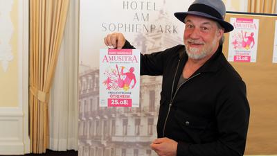 Marc Marshall präsentiert bei Pressekonferenz im Baden-Badener Hotel Sophienpark das Programm für die „AmusitrA“-Weltpremiere am 25. August auf der Freilichtbühne Ötigheim. 
