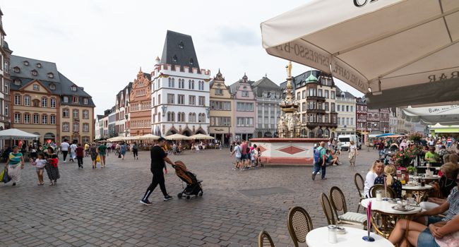 Malerisch: Der Hauptmarkt und die Altstadt von Trier werden von Häusern des Mittelalters bis 19. Jahrhunderts geprägt. Gerade der Hauptmarkt ist ein echter Touristenmagnet. 
