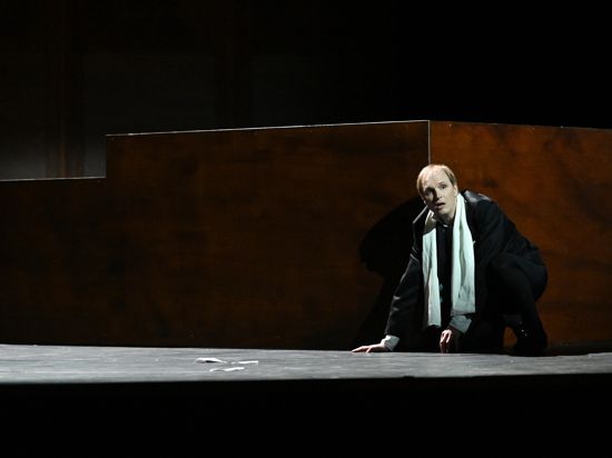 Szene aus der Baden-Badener Inszenierung „Mephisto“ mit Matthias Herre in der Hauptrolle als opportunistischer Schauspieler Henrik Höfgen.