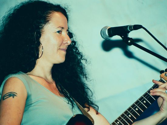 Die Karlsruher Musikerin Helene Malik beim Auftritt ihrer Band Minimalik im Jahr 2007 beim Karlsruher Open-Air „Das Fest“.