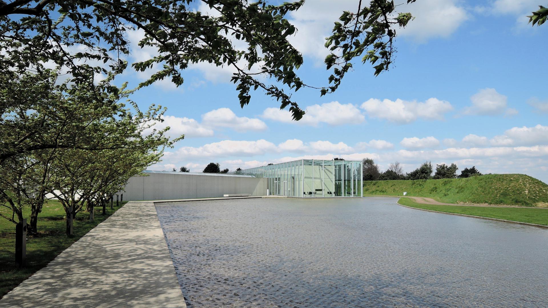 Tadao Andōs vielleicht schönstes Gebäude in Deutschland ist das 2004 eröffnete Museum der Langen Foundation auf der ehemaligen Raketenstation Hombroich bei Neuss.