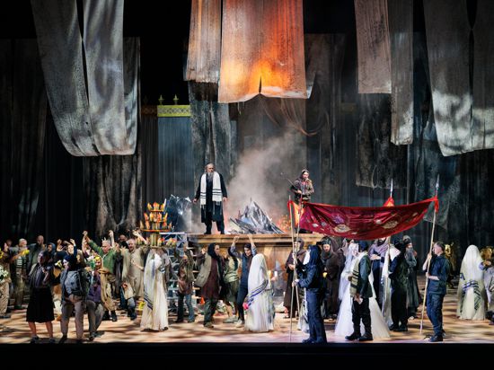 Szene aus der Oper „Nabucco“ am Badischen Staatstheater in der Regie von Thaddeus Strassberger im Oktober 2023.