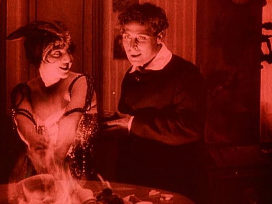 Eine reiche Dichterin verführt einen mittellosen Maler in dem italienischen Stummfilm-Melodram „Il fuoco“. 