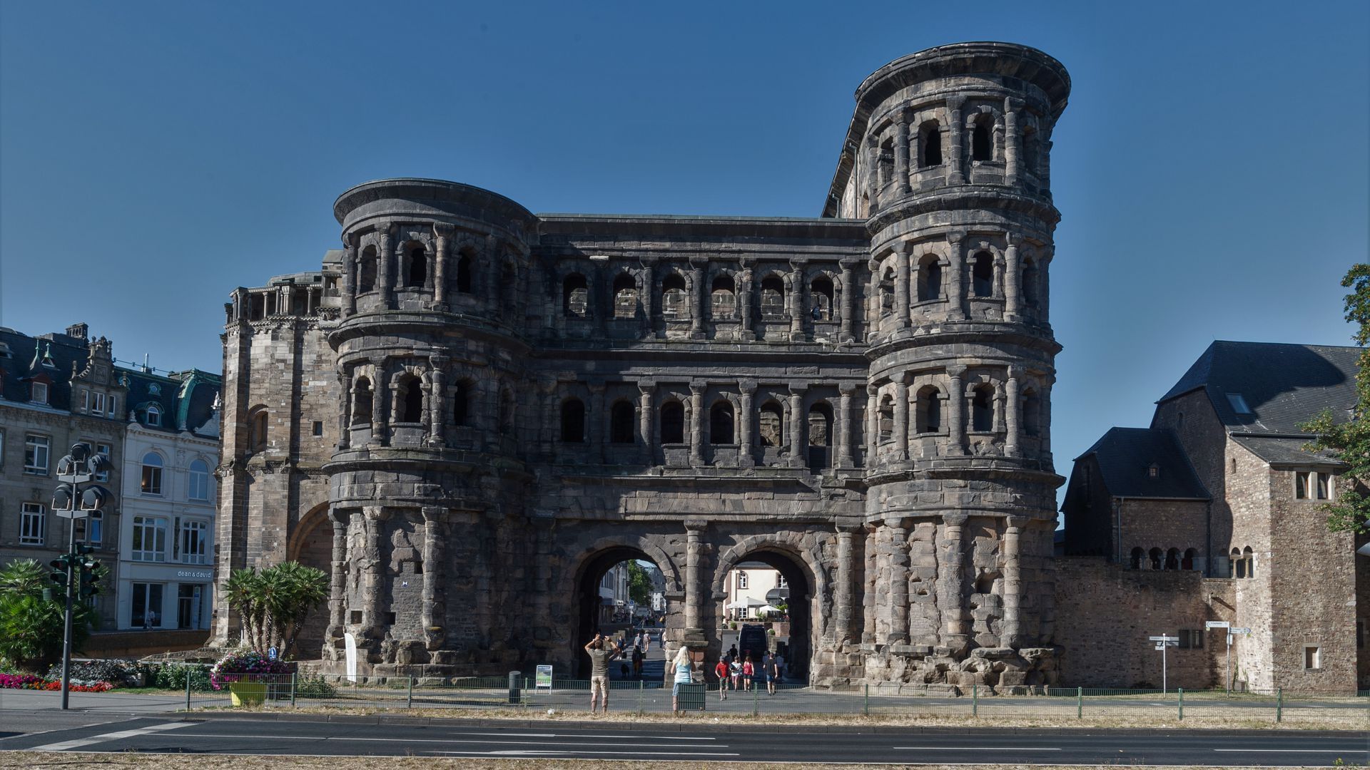 Das Wahrzeichen der Stadt Trier: Das Stadttor Porta Nigra war Teil einer fast sechseinhalb Kilometer langen gewaltigen Stadtmauer, mit der die Trier ab 160 nach Christus umgeben wurde. 