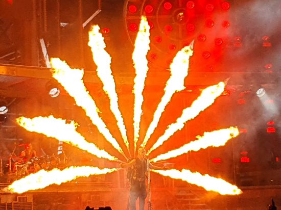 Feuer in alle Richtungen: Sänger Till Lindemann ließ sich zum Pyrotechniker ausbilden.