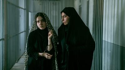 Filmszene mit zwei Frauen aus dem iranischen Kurzfilm „Suite Night“, der beim Karlsruher Filmfestival „Independent Days“ im April 2023 gezeigt wird.