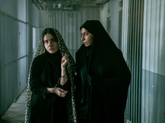 Filmszene mit zwei Frauen aus dem iranischen Kurzfilm „Suite Night“, der beim Karlsruher Filmfestival „Independent Days“ im April 2023 gezeigt wird.