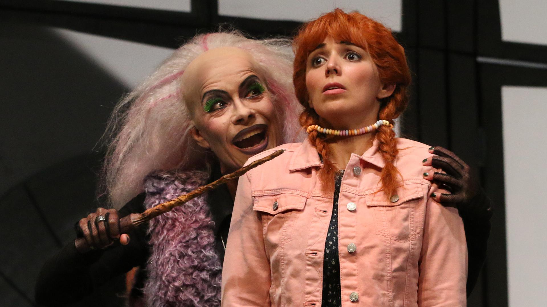 Lilian Huynen (Knusperhexe) und Elisandra Melián (Gretel) am Theater Pforzheim