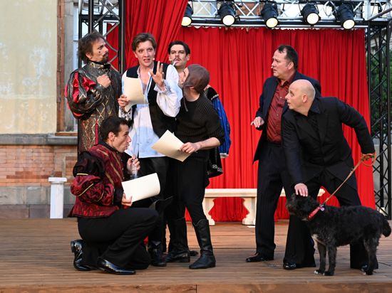 Szene aus dem Stück „Shakespeare in Love“ mit Kilian Bierwirth (dritter von links) als William Shakespeare. Die Premiere fand am 30. Juni 2023 in Baden-Baden statt.
