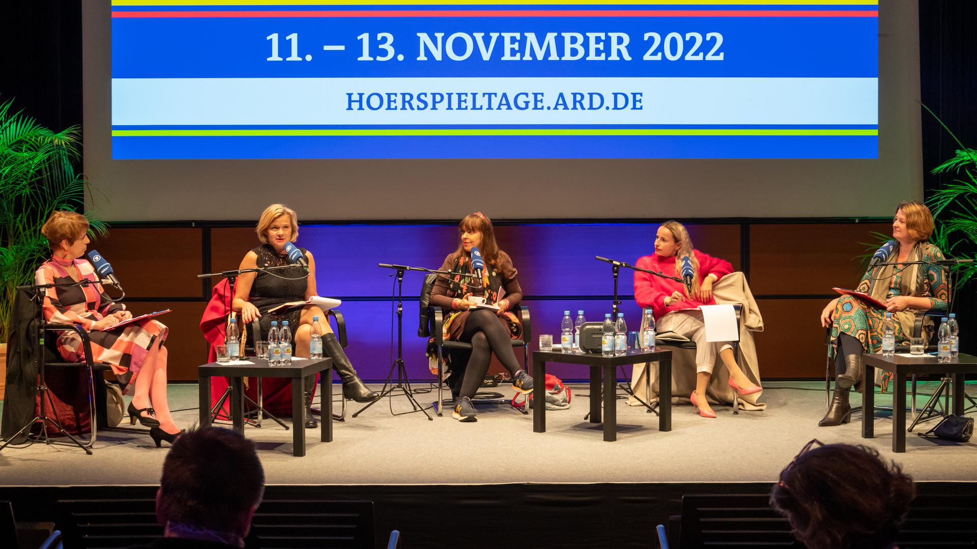 Jurydebatte bei den ARD-Hörspieltagen 2022 mit u.a. Jenny Zylka (Juryvorsitzende, links) und Anna Bergmann (Schauspieldirektorin am Staatstheater Karlsruhe, zweite von rechts).