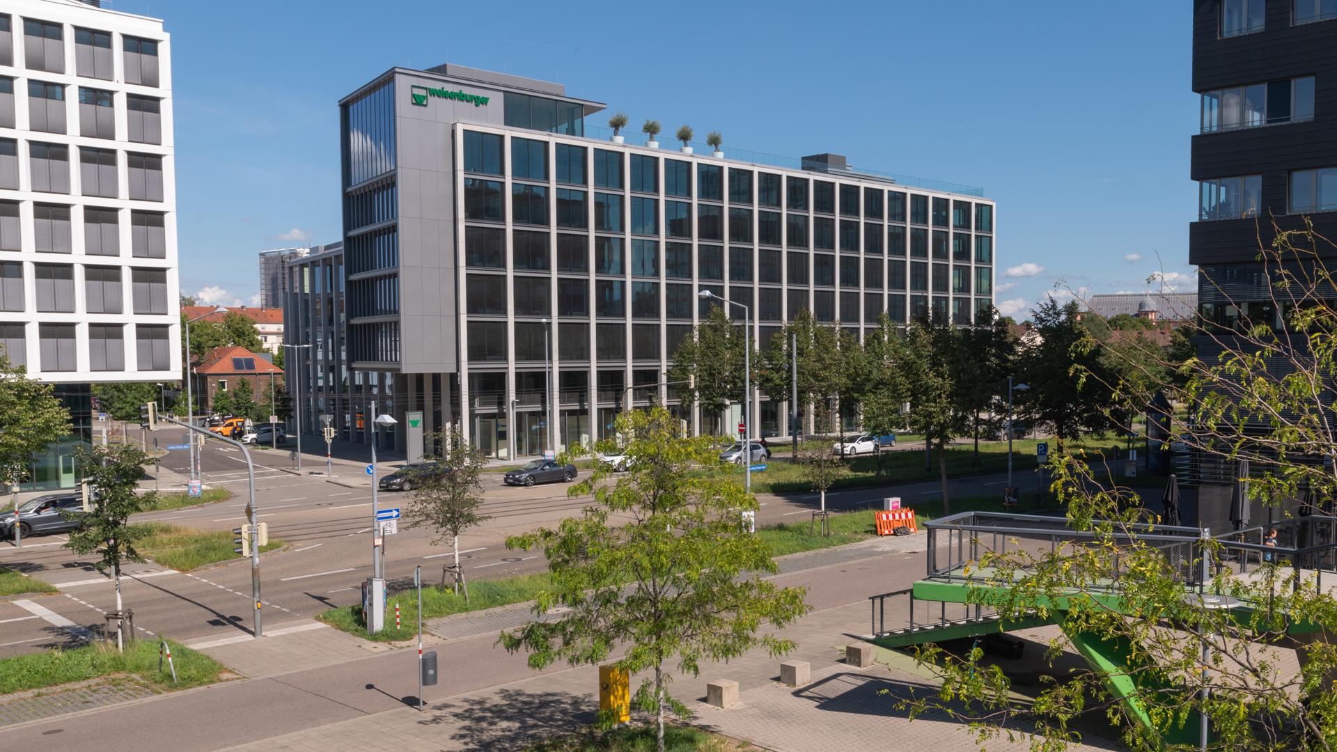 Tadao Ando hat die Unternehmenszentrale Weisenburger in der Ludwig-Erhard-Allee in Karlsruhe entworfen. Für das 2020 vollendete Bürogebäude wird der japanische Architekt jetzt mit dem Badischen Architekturpreis ausgezeichnet. 
