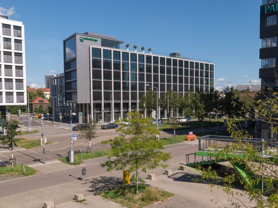 Tadao Ando hat die Unternehmenenszentrale Weisenburger in der Ludwig-Erhard-Allee in Karlsruhe entworfen. Für das 2020 vollendete Bürogebäude wird der japanische Architekt jetzt mit dem Badischen Architekturpreis ausgezeichnet. 